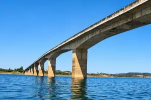 Ponte centenária em Goiás foi transportada 2 km rio abaixo e ainda guarda marcas de tiros