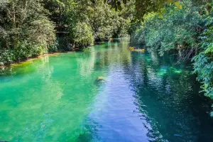 Maior rio de águas quentes do mundo percorre 12 quilômetros em cidade goiana