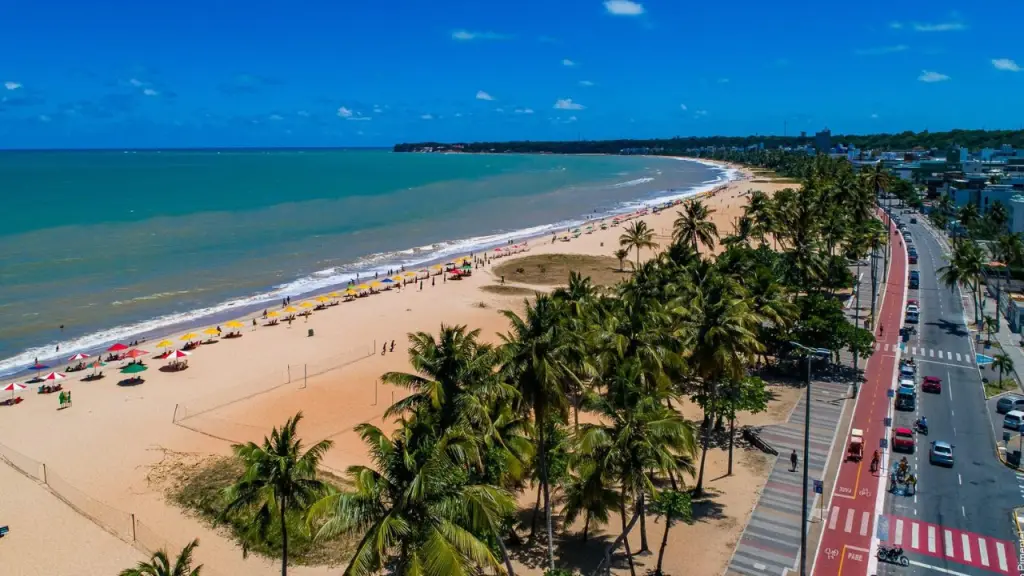 Praia de Cabo Branco, em João Pessoa, reúne extensa faixa de areia e orla arborizada