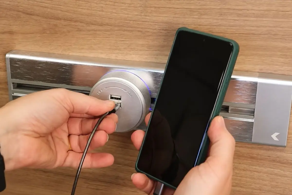 carregamento do celular em trilho de energia modular