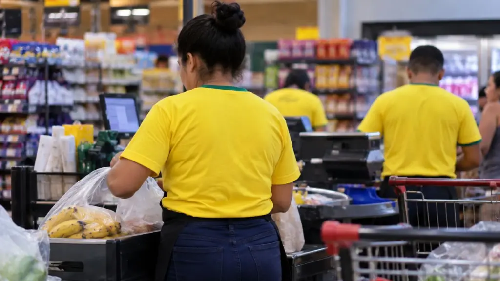 Funcionários de supermercado usando camisetas amarelas durante período eleitoral
