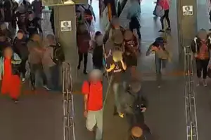 Imagens mostram discussão entre dois passageiros antes de um deles sacar uma faca e atingir a cabeça do outro. (Vídeo: Reprodução)
