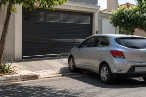 estacionar carro na frente da garagem
