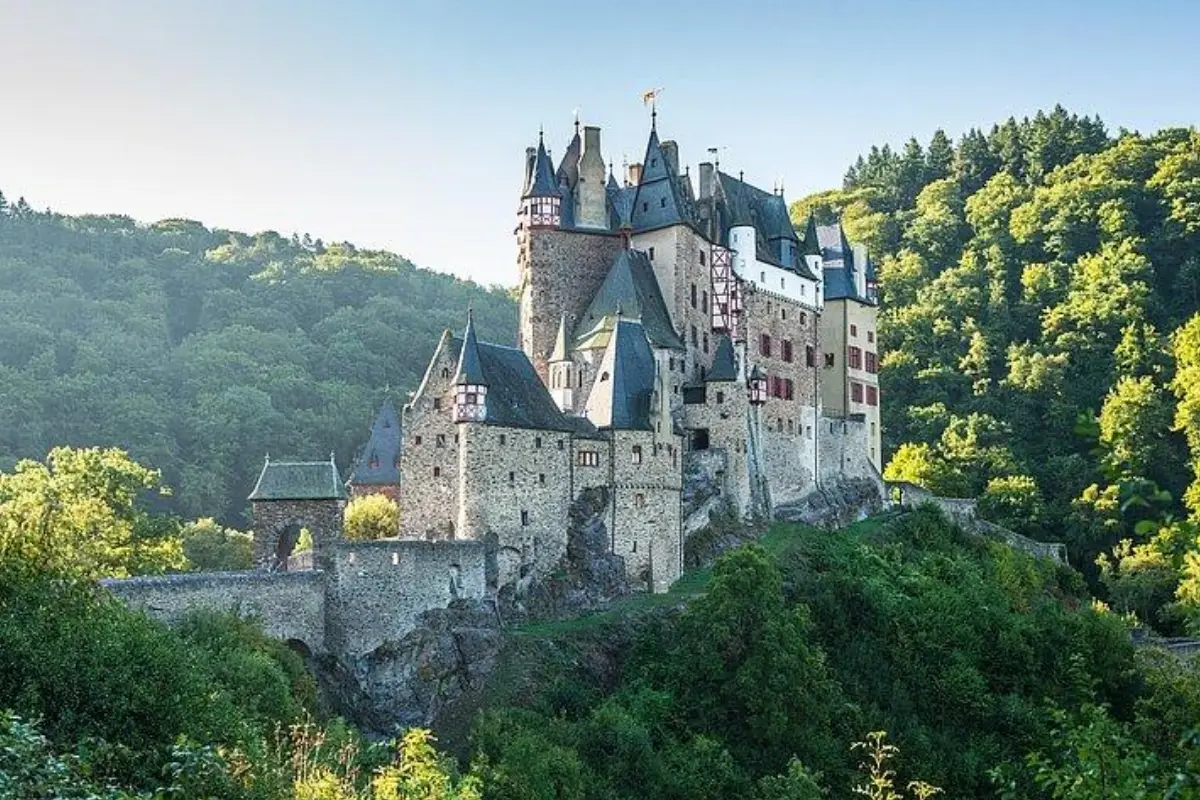 Castelo de mais de 800 anos escondido em uma floresta da Alemanha tem mais de 100 cômodos e pertence à mesma família há 34 gerações