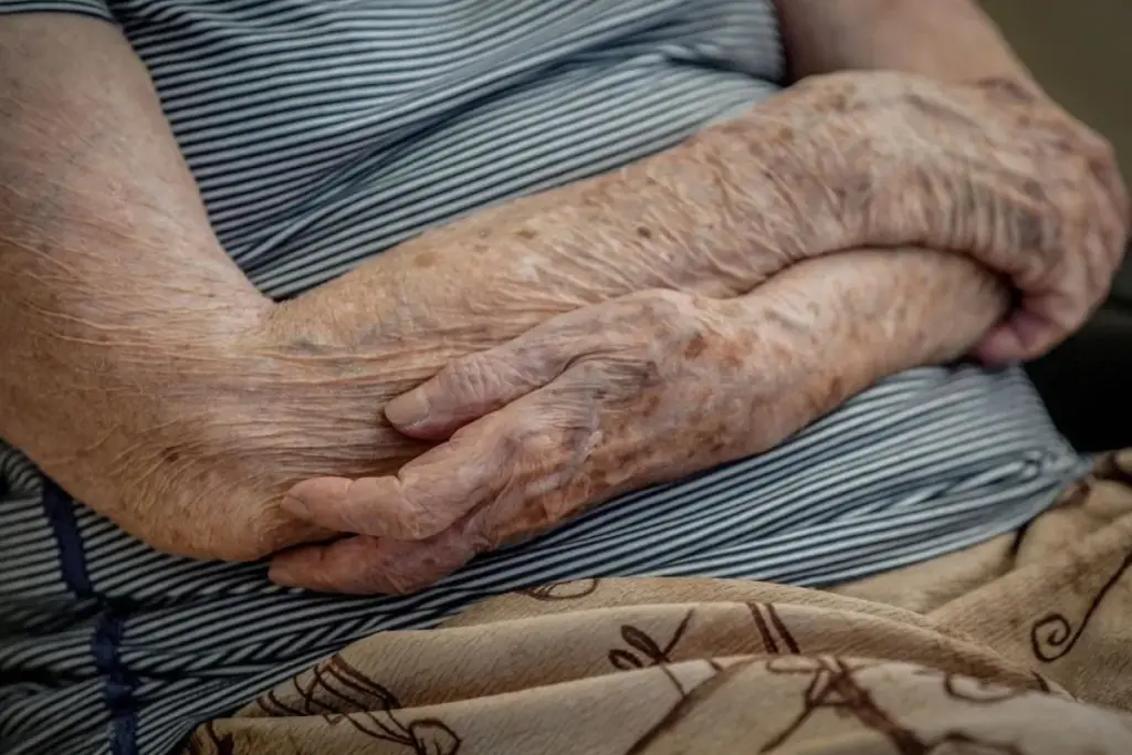 Pesquisadores analisaram tecidos de 76 pessoas entre 14 e 68 anos e descobriram que o envelhecimento do corpo dá um salto por volta dos 50 anos