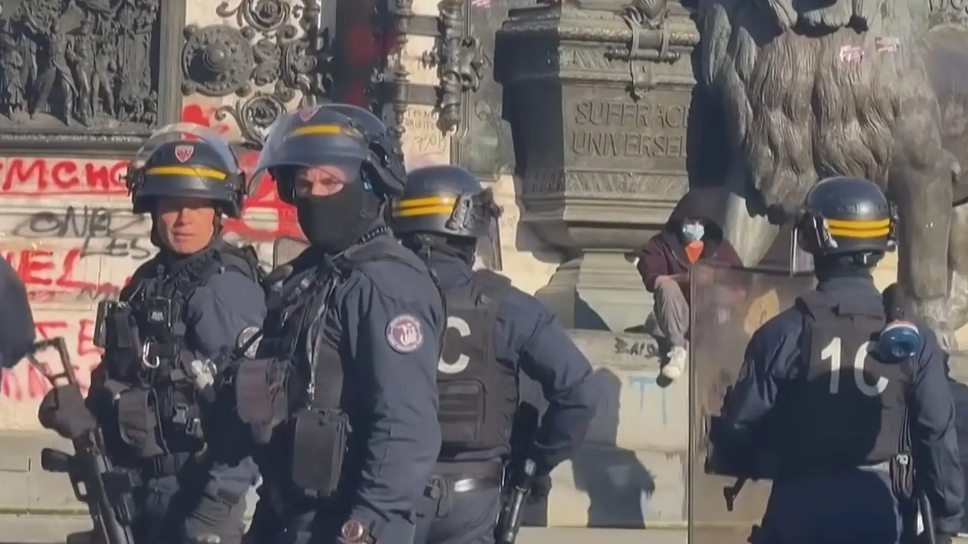 Paris tem toque de recolher decretado pelo terceiro dia
