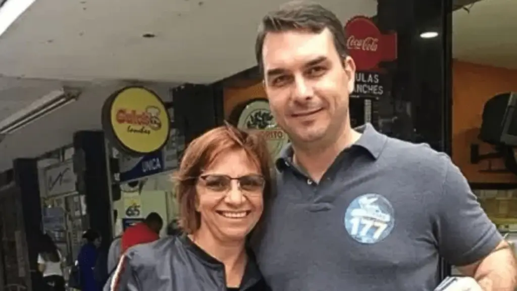 “Quem é Mariana?”: publicação de Janones sobre Flávio Bolsonaro viraliza e movimenta a internet