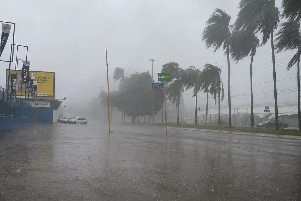 Goiás pode ter tempestades com ventos acima de 50 km/h e risco de descargas elétricas