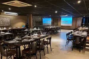 Restaurante Coco Bambu, em Goiânia, foi condenado a indenizar ex-garçom em R$ 15 mil por danos morais. (Foto: Reprodução/Google Maps)