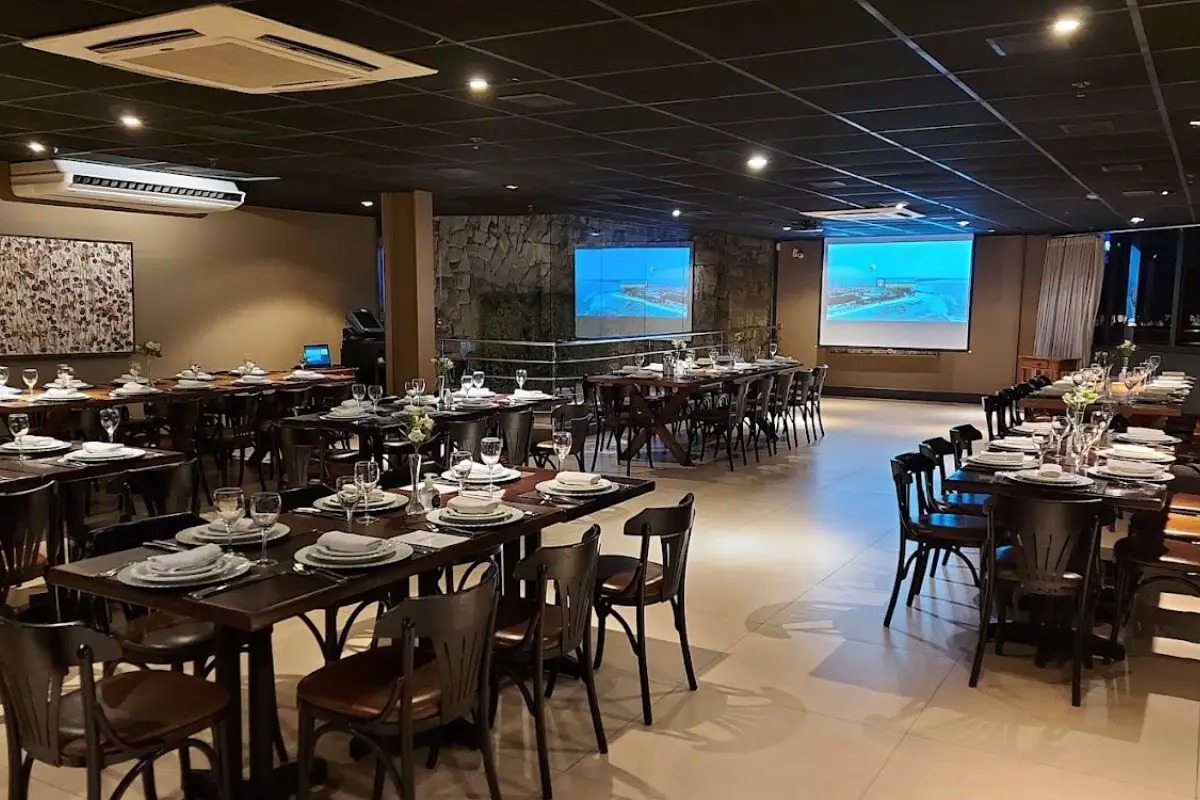 Restaurante Coco Bambu, em Goiânia, foi condenado a indenizar ex-garçom em R$ 15 mil por danos morais. (Foto: Reprodução/Google Maps)
