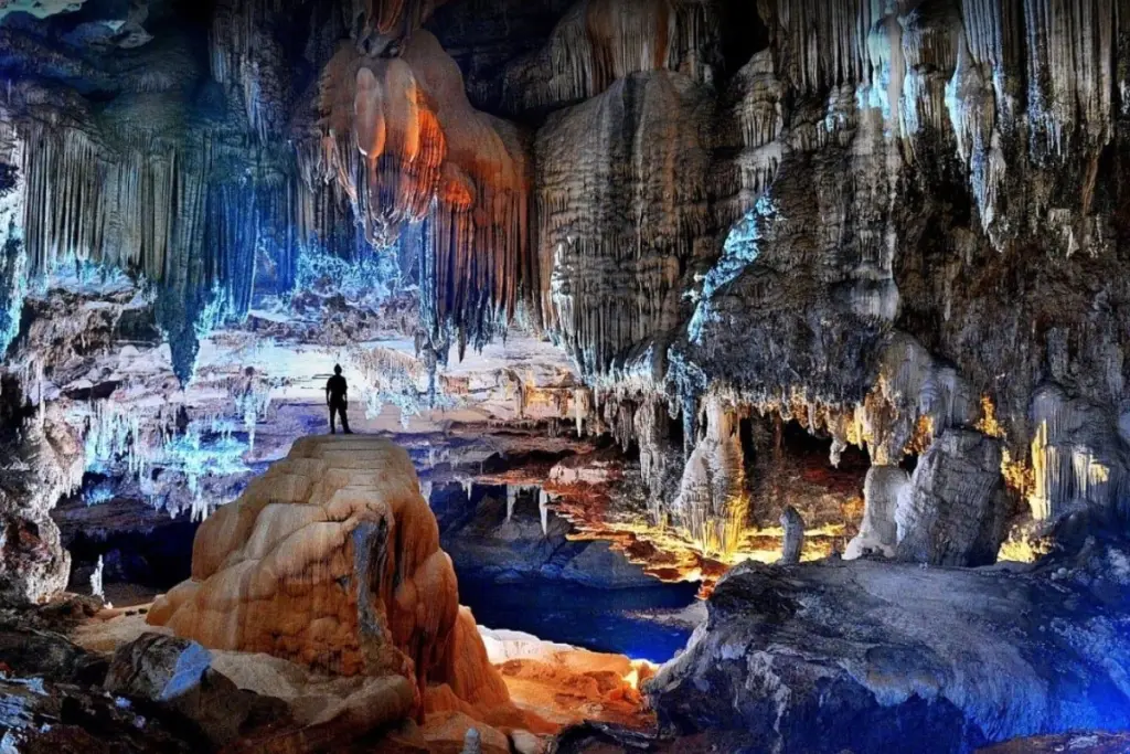 Cidade goiana abriga um parque de 57 mil hectares com centenas de cavernas e rios que atravessam grandes galerias subterrâneas