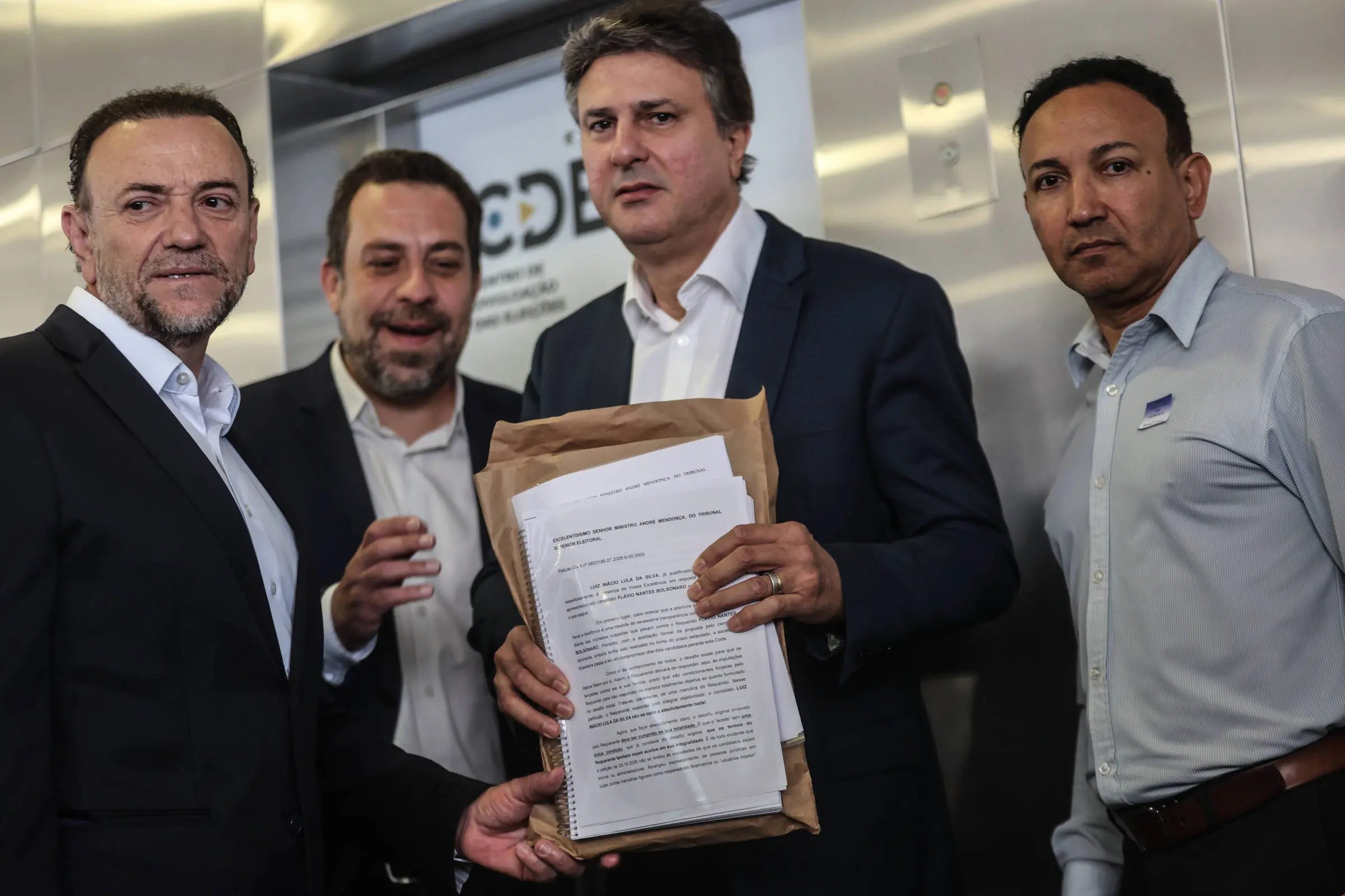 Flávio Bolsonaro aceita quebra de sigilo proposta por Lula, e candidatos assinam acordo no TSE