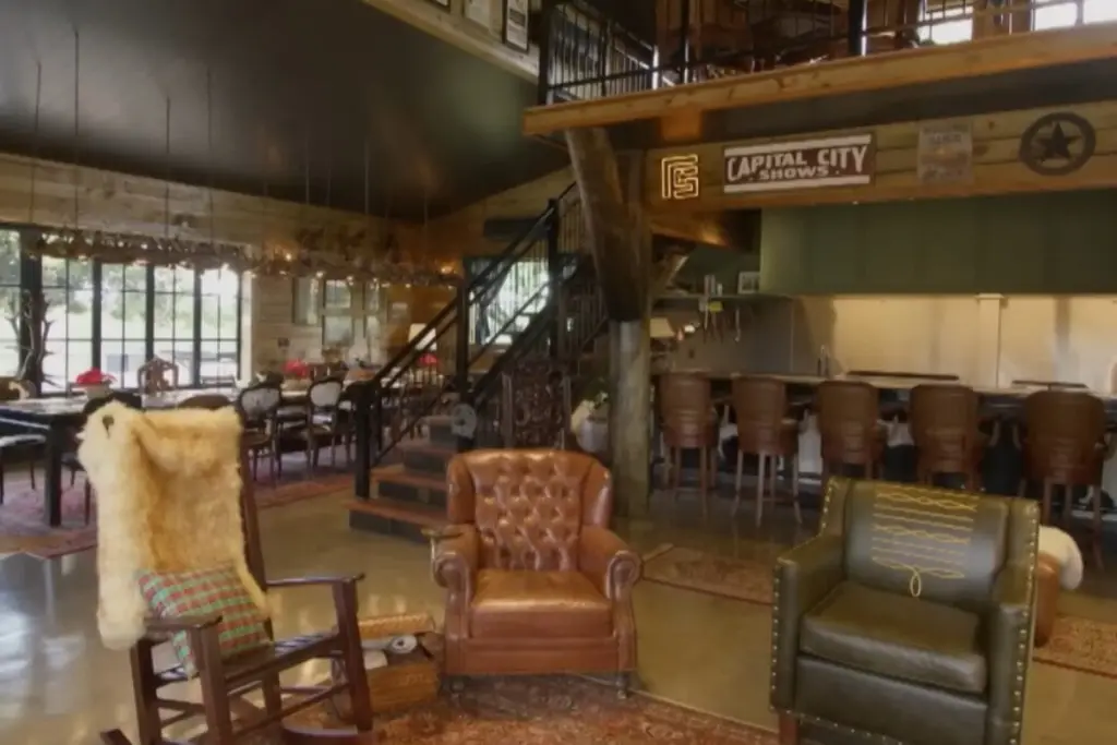 Rancho de cantor sertanejo tem cabana inspirada no Texas, lago e até uma casa de luxo para cavalo