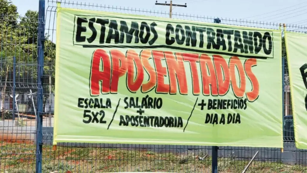 Placa chamou atenção em frente a rede de supermercados em Goiânia.