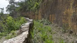 Trecho preservado do Rego das Cabaças, canal construído no século 18 para levar água às minas de ouro de Luziânia