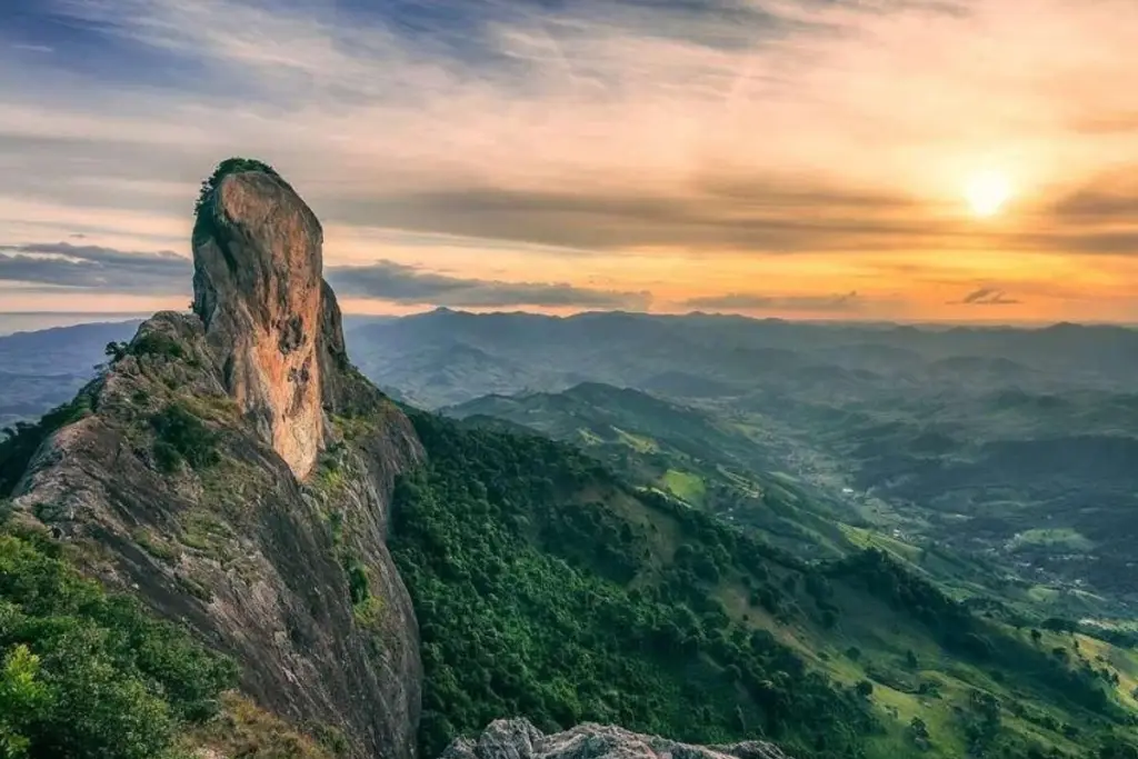 Pedra do Baú é o principal cartão-postal de São Bento do Sapucaí e integra a Serra da Mantiqueira.