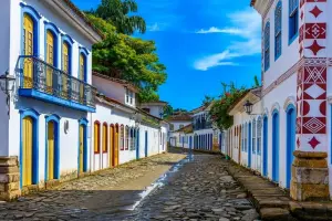centro histórico de Paraty, com o casario colonial e as ruas de pedra.