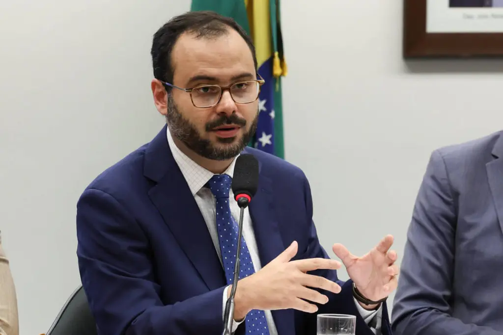 Governo Lula promete alívio a bares e restaurantes impactados pelo fim da 6 x 1 em reação a Flávio