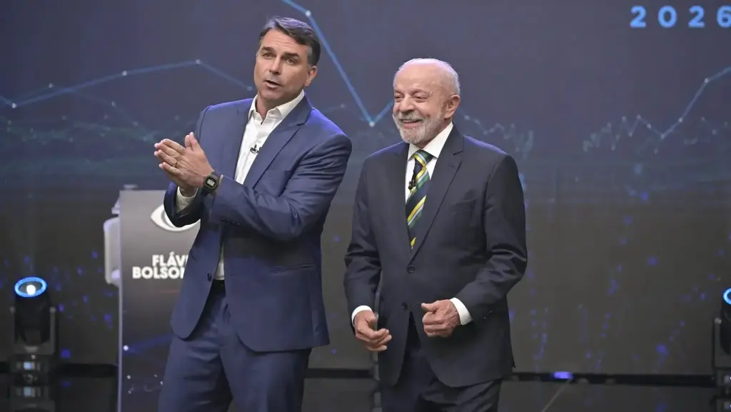 Flávio Bolsonaro e Lula durante o debate da Band