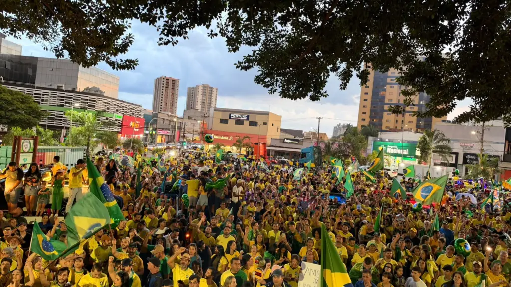Apoiadores de Flávio Bolsonaro se reuniram na Praça Dom Emanuel, em Anápolis, para caminhada na véspera do segundo turno. (Foto: Reprodução/Lucas Weriky)