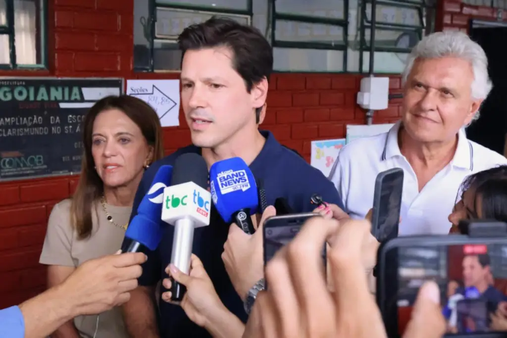 Governador Daniel Vilela durante votação em Goiânia