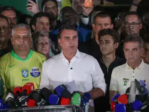 Senador Flávio Bolsonaro fala com jornalistas em Brasília após a derrota no segundo turno da eleição presidencial de 2026
