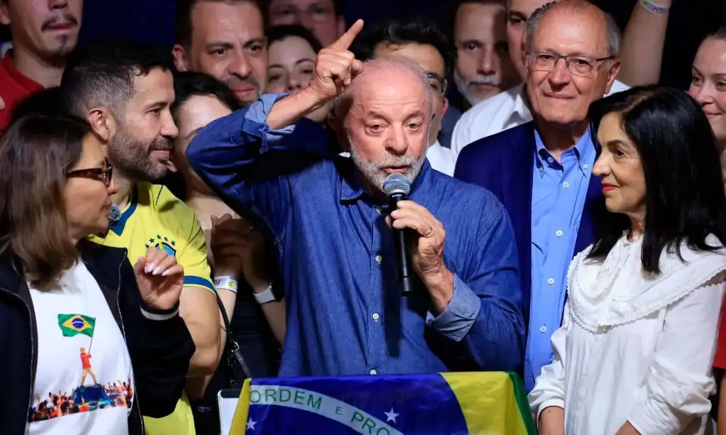 Presidente Lula durante seu primeiro discurso após a reeleição, neste domingo (25). (Foto: Paulo Pinto/Agência Brasil)