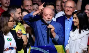 Presidente Lula durante seu primeiro discurso após a reeleição, neste domingo (25). (Foto: Paulo Pinto/Agência Brasil)