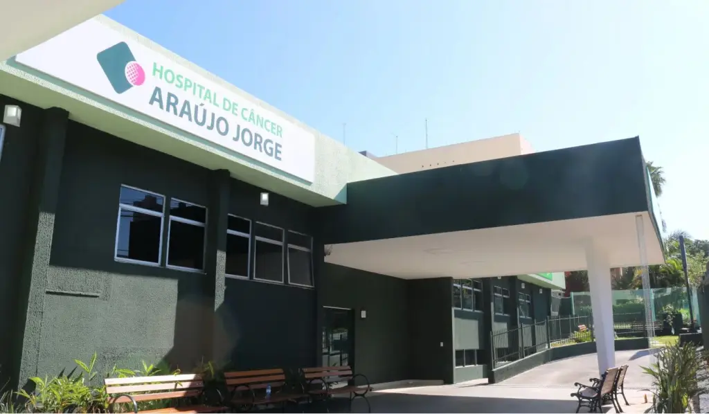 Fachada do Hospital Araújo Jorge, em Goiânia, que realiza seleção de emprego para recepcionistas. (Foto: Reprodução/ACCG)