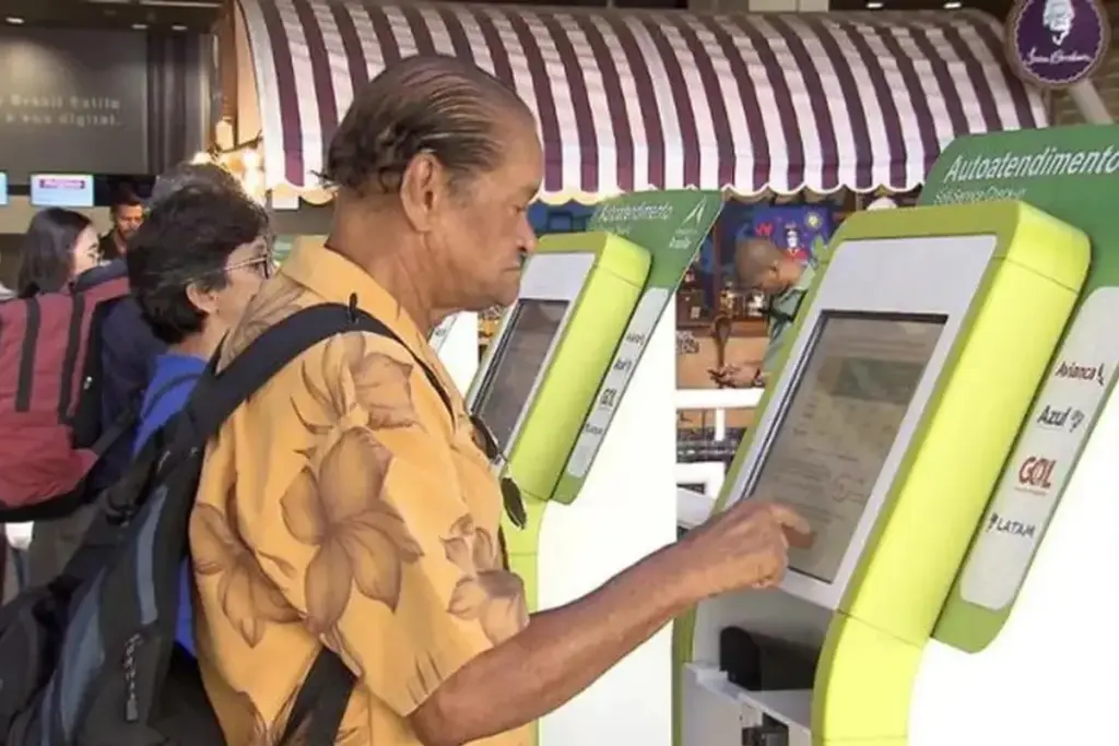 Idoso de 62 anos ouve no guichê que a passagem grátis só vale aos 65 e descobre que, no ônibus interestadual, o direito começa aos 60 para quem ganha até 2 salários mínimos