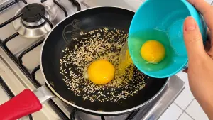 ovo frito com óleo de gergelim