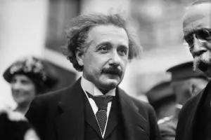 Frase atribuída a Albert Einstein relaciona maturidade à preocupação com outras pessoas, embora sua autoria não tenha confirmação documental. (Foto: Reprodução/Captura de tela/YouTube)