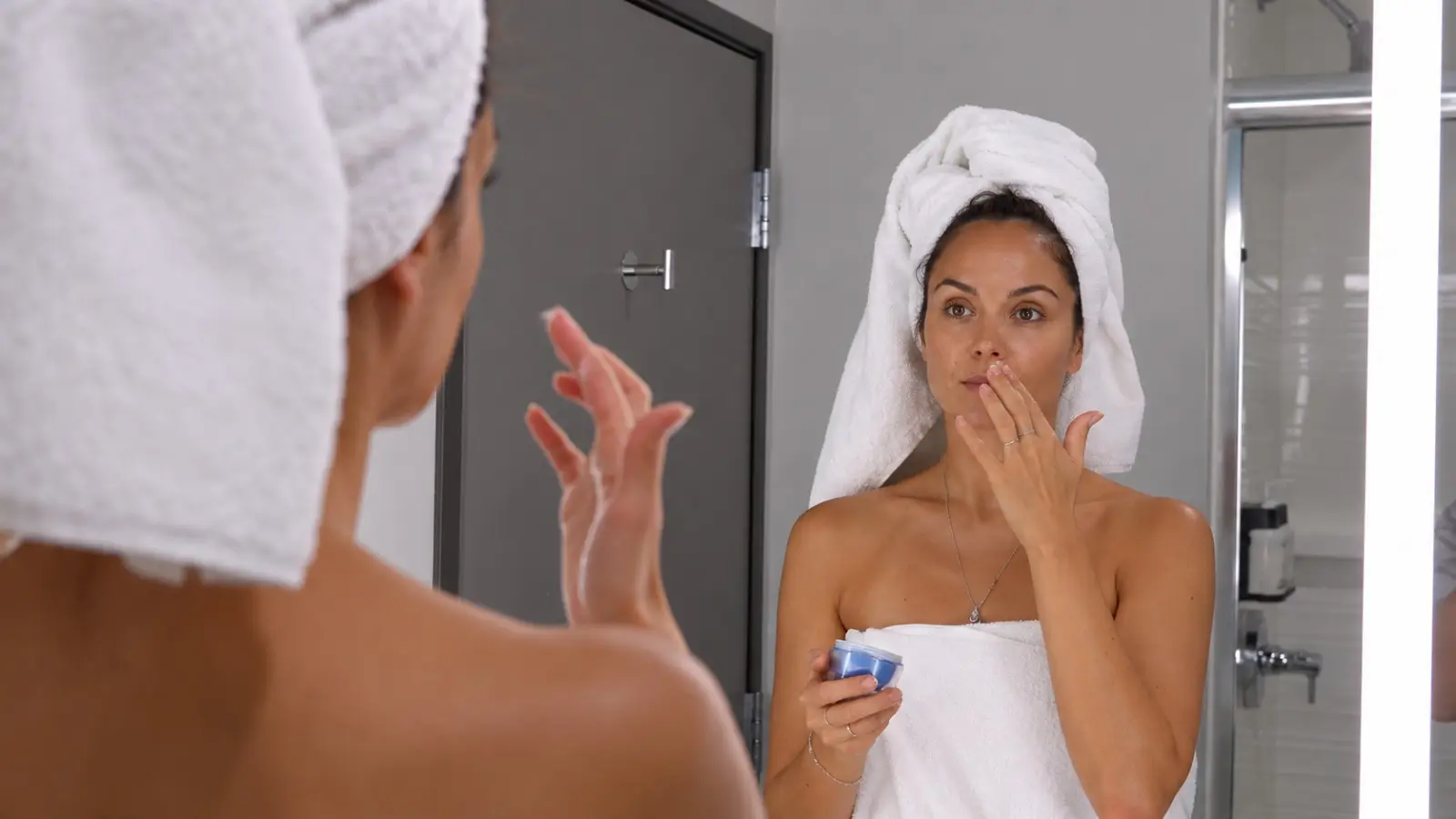Dermatologistas explicam: “Depois dos 50, o hidratante com niacinamida pode uniformizar o tom da pele e disfarçar os poros, mas o resultado leva de 2 a 3 meses para aparecer”