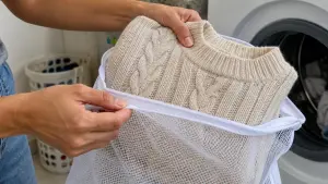 blusa de tricô é colocada dentro de saquinho próprio antes da lavagem na máquina