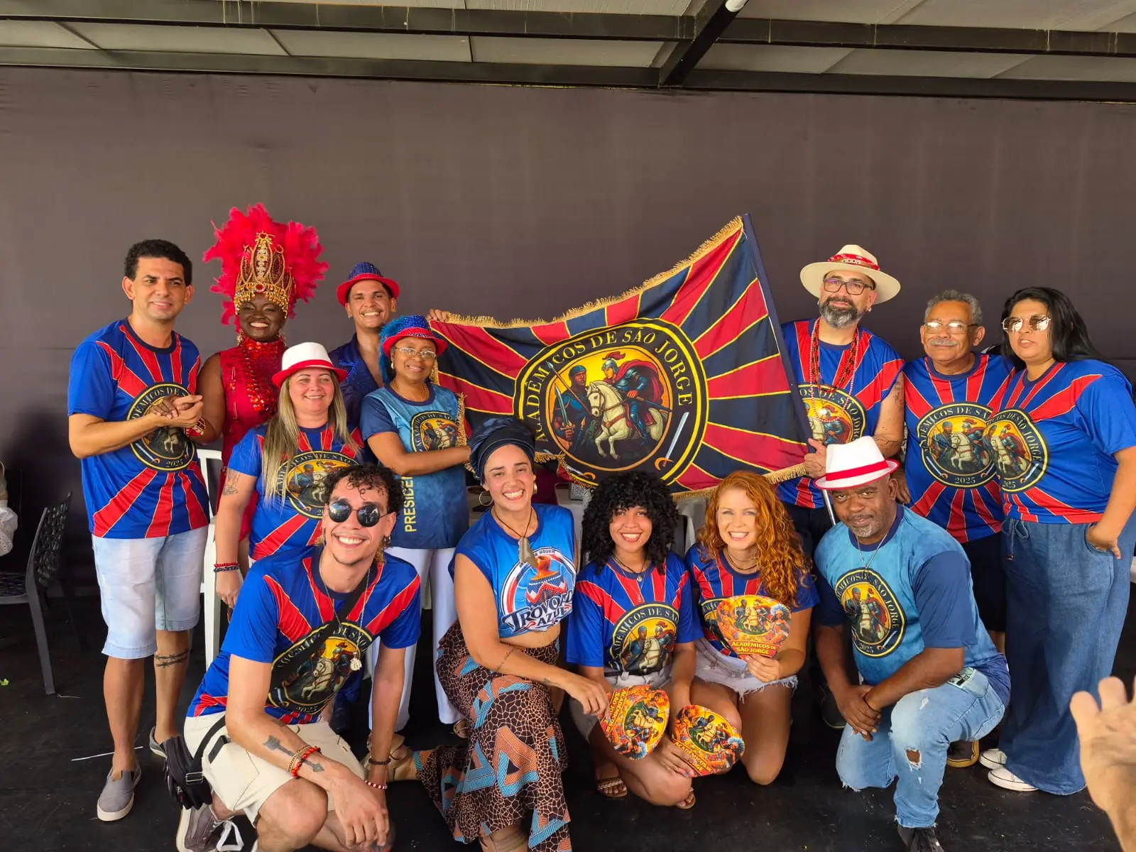 Integrantes da Acadêmicos de São Jorge, projeto liderado por Mãe Carmen que busca resgatar a tradição carnavalesca de Anápolis. (Foto: Arquivo pessoal/Mãe Carmem)