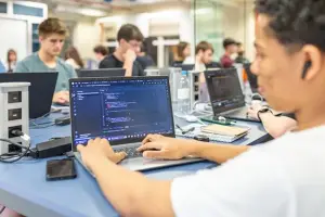 Recrutadores concordam: “Para ganhar mais nos próximos anos, não basta ter diploma, mas saber usar inteligência artificial”, e 41% das empresas já pagam a mais por isso