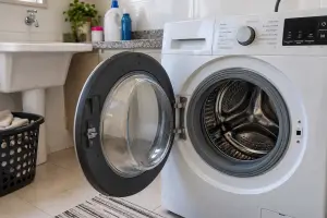 Para que serve deixar a porta da máquina de lavar aberta depois do ciclo e por que o hábito simples evita mau cheiro e mofo na borracha