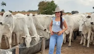 jovem ajuda os pais a cuidar de mil cabeças de gado em Mato Grosso