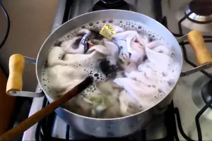 Especialista em limpeza explica: “Não coloque panos de prato sujos direto na máquina de lavar; o segredo é fervê-los com limão e sabão natural por 10 minutos”