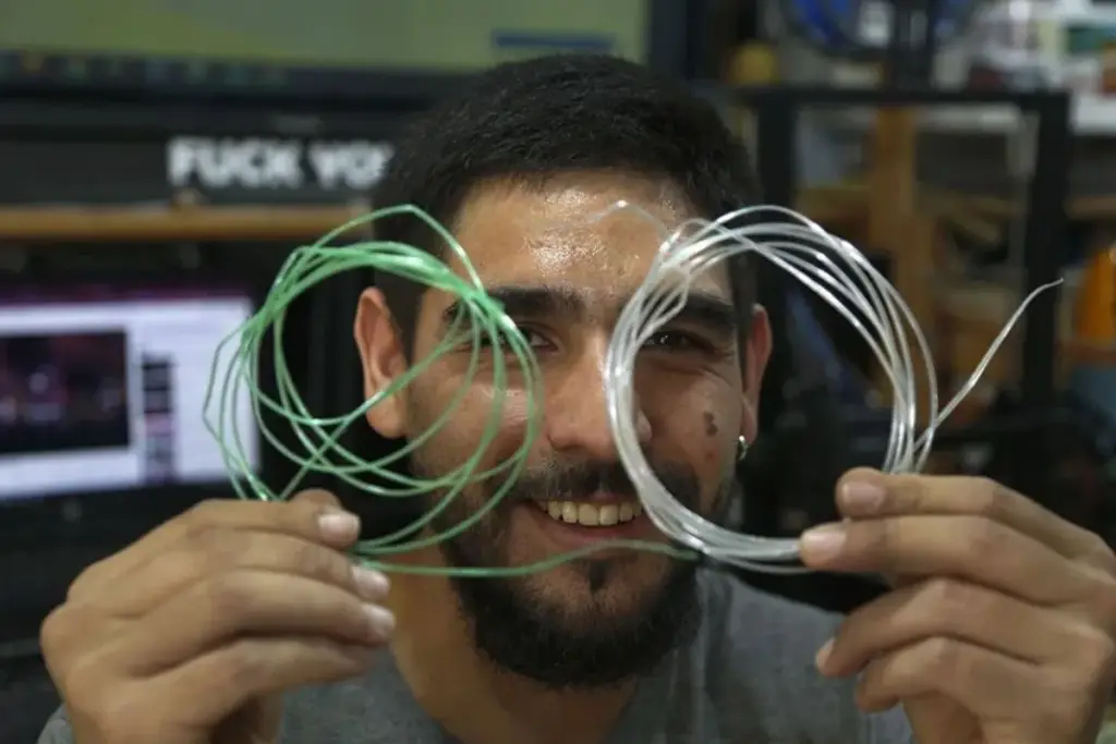Francisco Martinenghi utiliza de garrafas para fazer filamento de impressão 3D