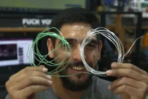 Francisco Martinenghi utiliza de garrafas para fazer filamento de impressão 3D