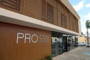 Consumidor recebe atendimento para renegociação de dívidas durante ação do Procon Anápolis. (Foto: Divulgação/Prefeitura de Anápolis)