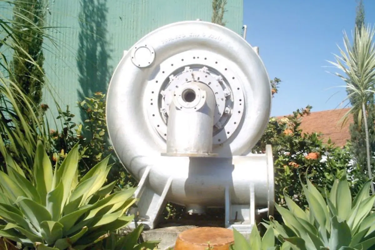 Antiga turbina que ficava na antiga usina de energia elétrica do Itambé.