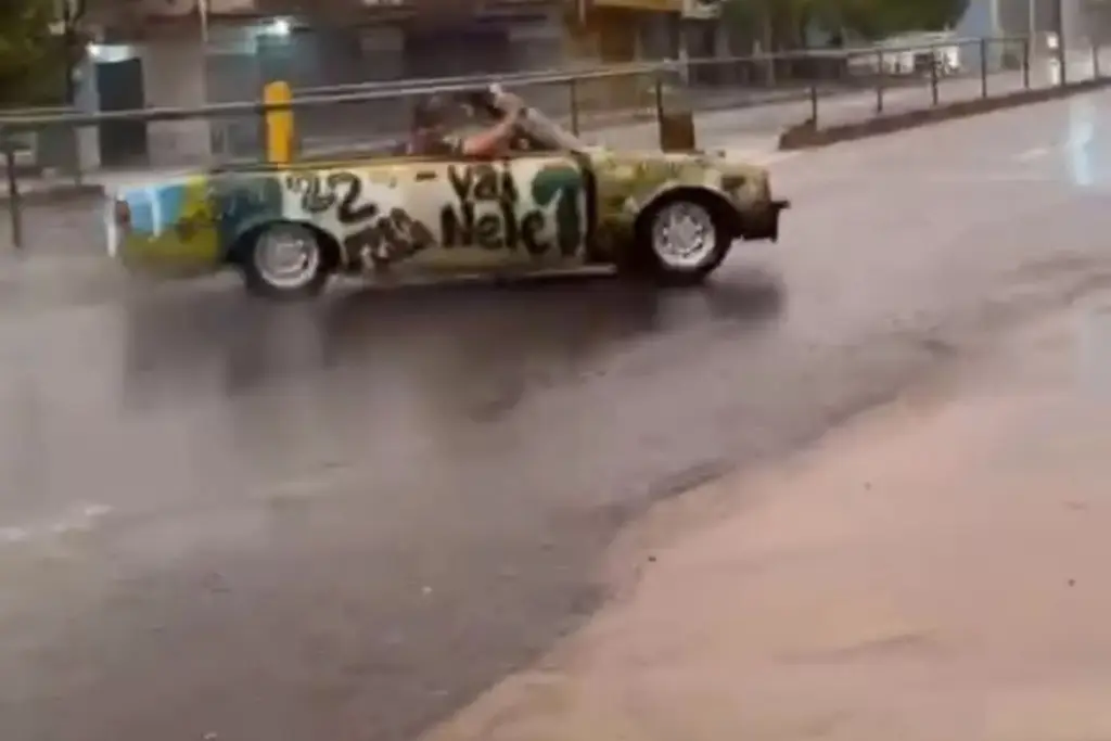 Vídeo mostra carro fazendo manobras perigosas em avenida de Goiânia durante temporal