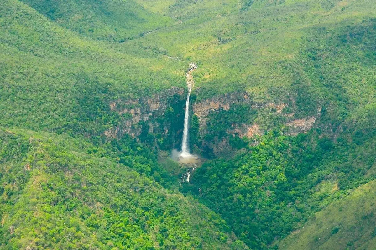 Perto de Brasília, uma cachoeira de 168 metros forma um gigantesco véu de água e arco-íris em um dos cenários mais impressionantes do Cerrado