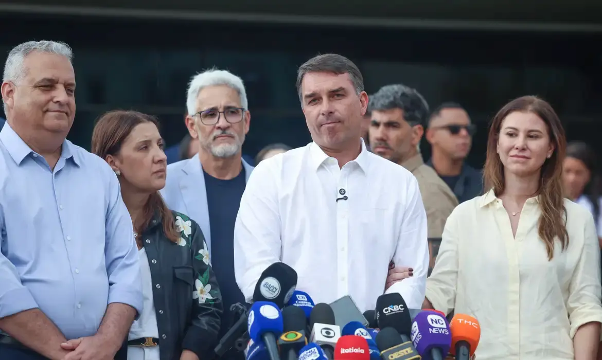 Flávio Bolsonaro em coletiva de imprensa.