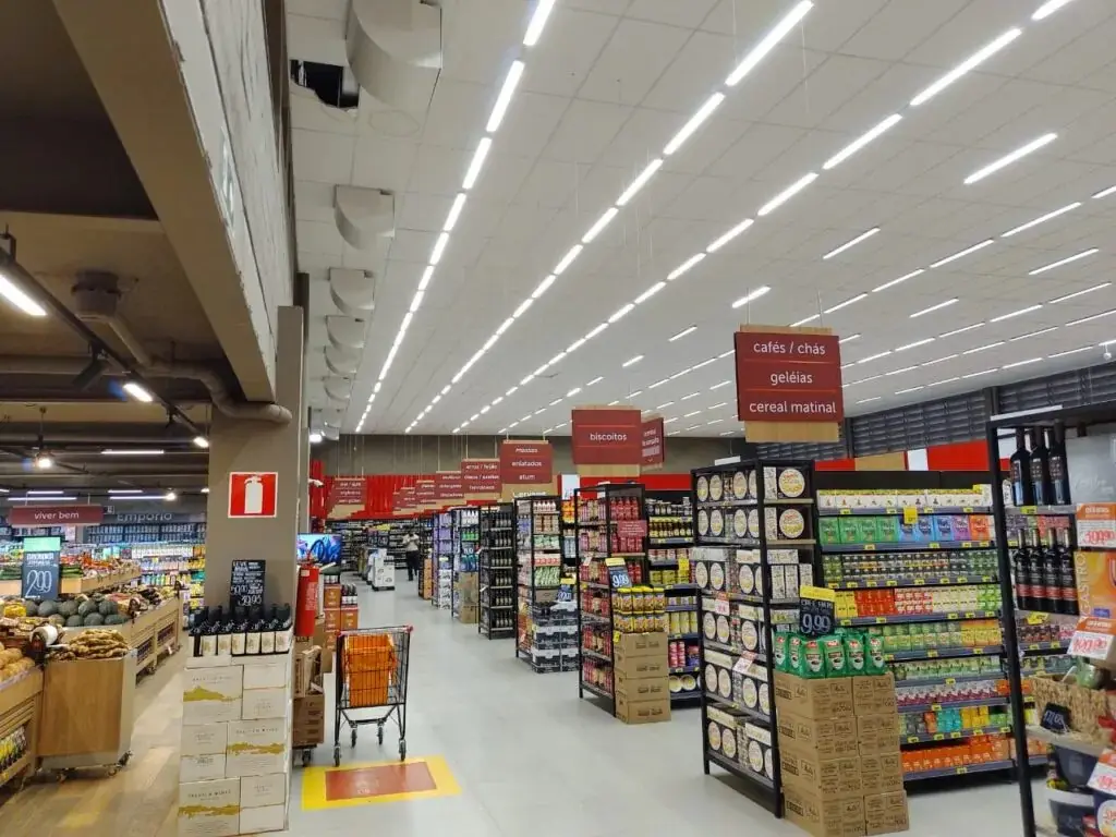 Redes de supermercado e farmácia se antecipam e anunciam o fim da escala 6×1 para os funcionários
