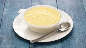 Purê de batatas cremoso servido em tigela, preparado com técnica francesa que utiliza leite quente. (Foto: Reprodução/marmiton.org)