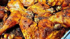 Salmoura e secagem da superfície são técnicas utilizadas por chefs para preparar frango dourado por fora e suculento por dentro. (Foto: Reprodução/Captura de tela/YouTube)