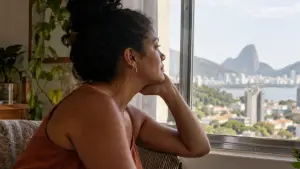 mulher olhando pela janela